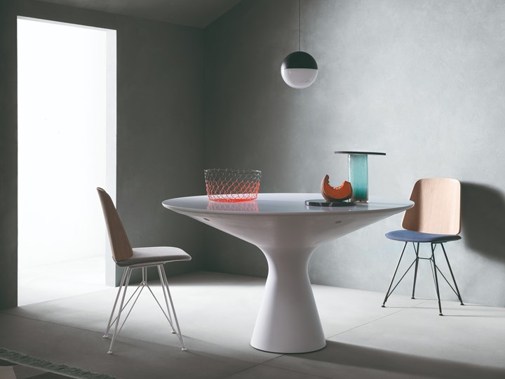 Элегантный и линейный стол Blanco из стойкого материала и стулья June