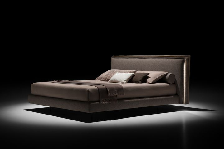 Изысканный силуэт изголовья Panama подчёркнут мягким светом — для создания особенной атмосферы.