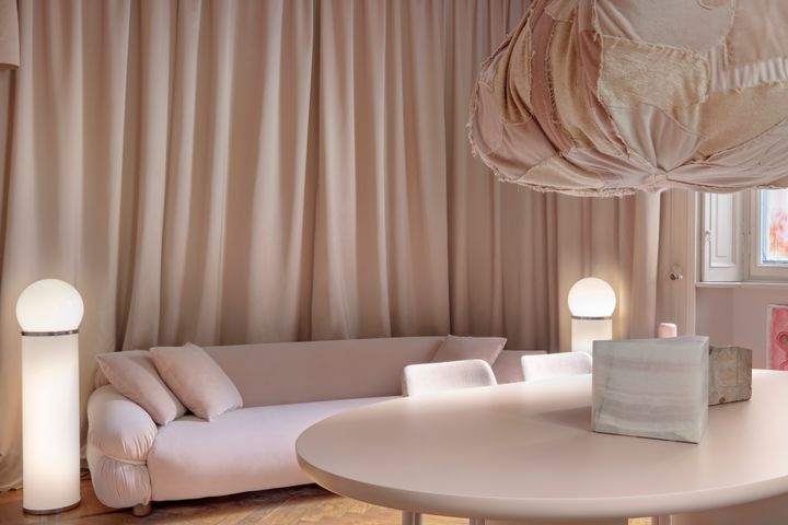 Фрагмент экспозиции с модульной системой сидений Butter.