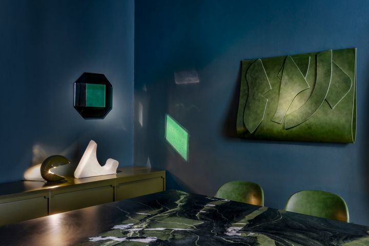 Скульптурные композиции созданы из образцов и обрезков из архивов Tacchini.