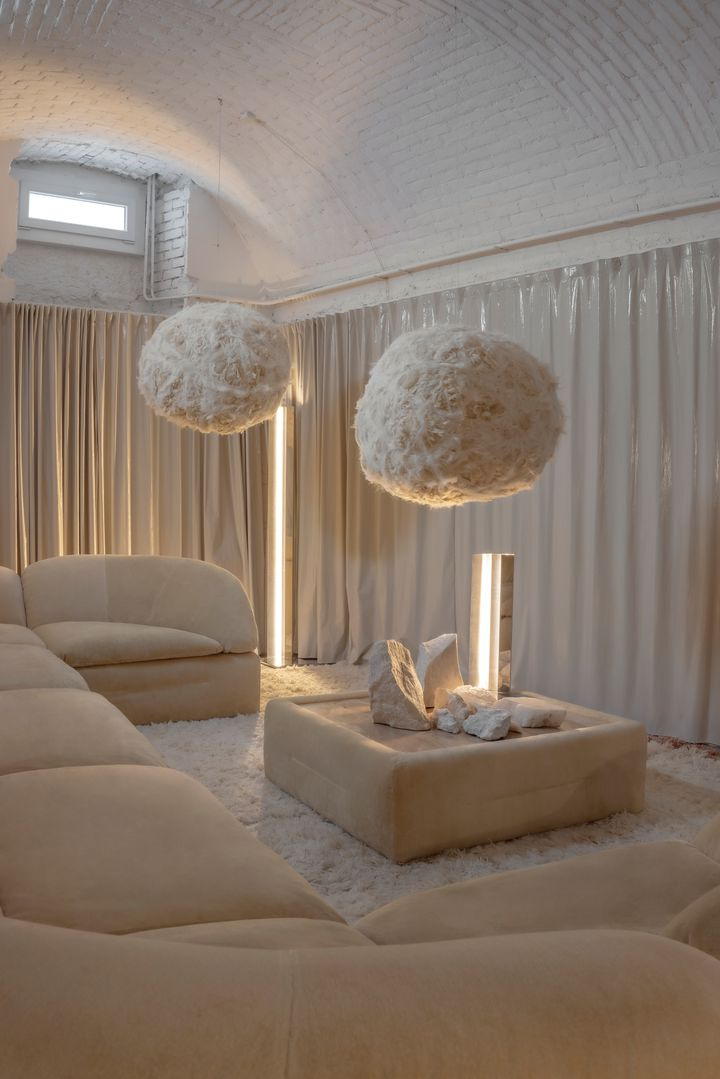 Сочетание фактур: от мягкого текстиля до холодного камня.