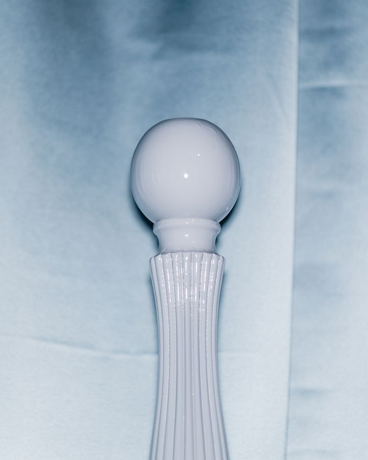 Композиция из дерева, камня и металла.