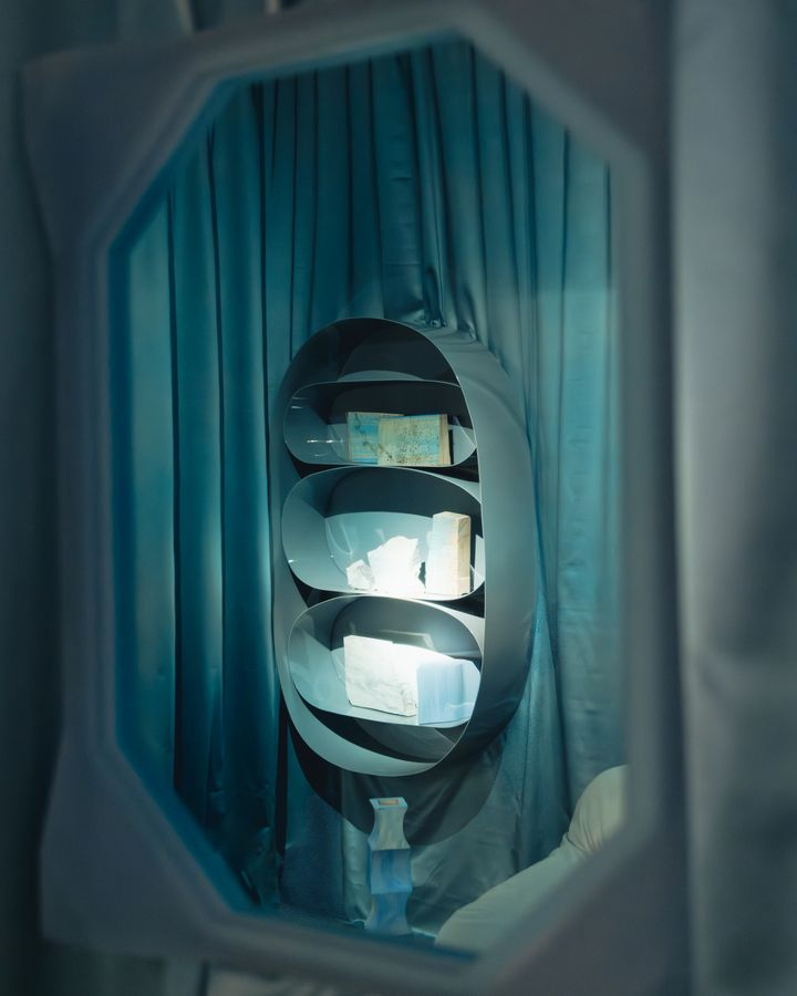 Абстрактные формы рождаются из промышленных материалов.