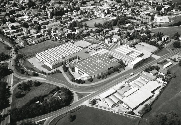 Вид с воздуха на штаб-квартиру Poliform в Арозио (Комо), где производятся преимущественно модульные шкафы, комоды и системы хранения.