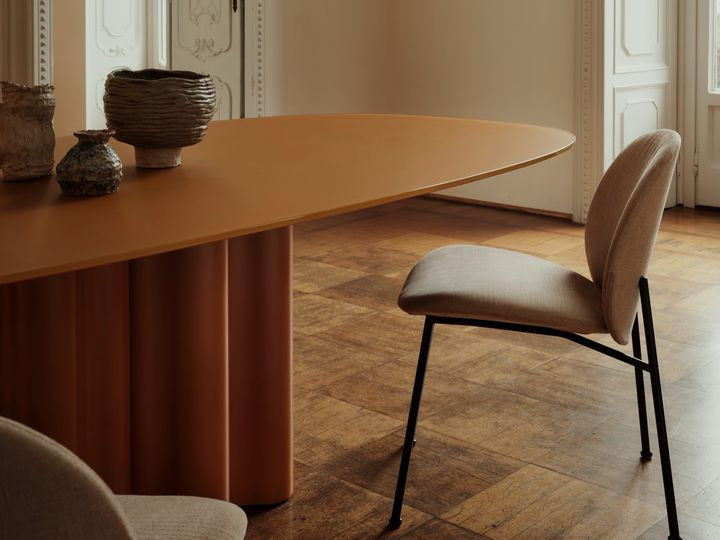 Стол Teatro Magico, дизайн студии 967Arch. Фото: Томас Пагани