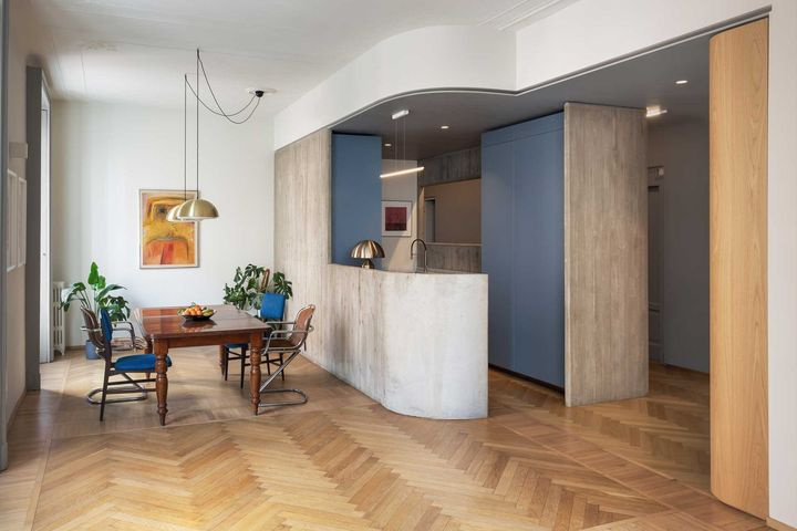 Сизый и бетон для отделки кухни в проекте Quadronno Apartment от OFFSTAGE – Милан / Италия / 2024 | © Фото: Simone Furiosi