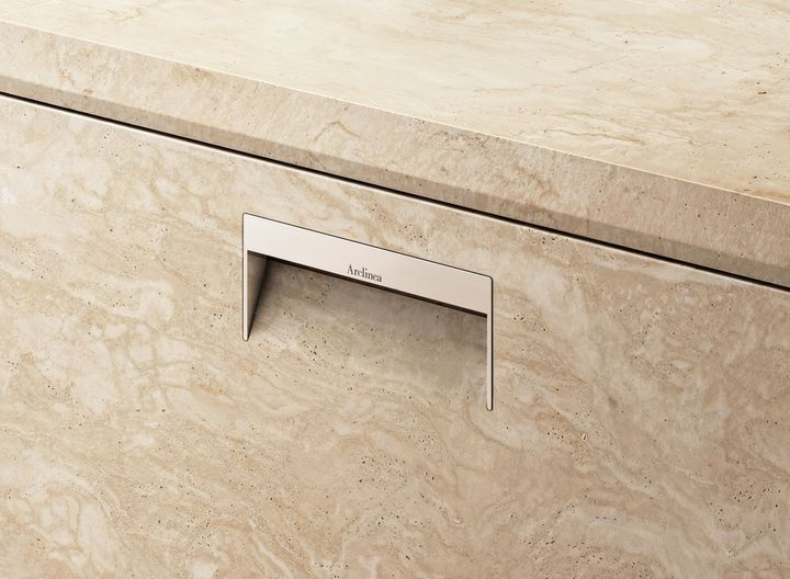 Деталь фасада Italia для кухни Kora, травертин