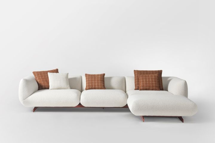 Крупный план: текстура обивки и декоративная ножка.