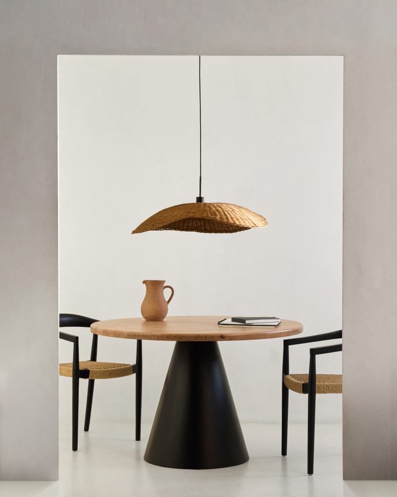 Круглый стол La Forma Wilshire диаметр 120 см, из массива акации, стальные ножки с чёрной отделкой