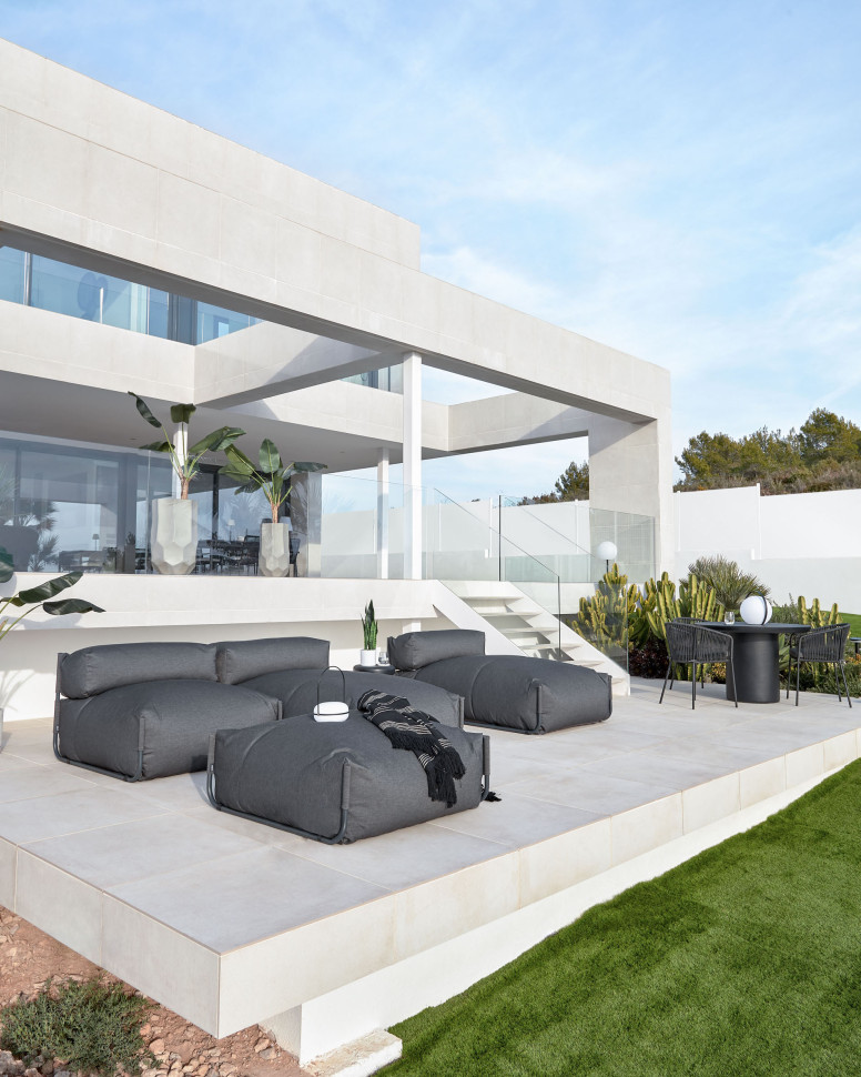 Настольная лампа La Forma Tea 18 x 18 x h28 см, из полиэтилена и металла, чёрная