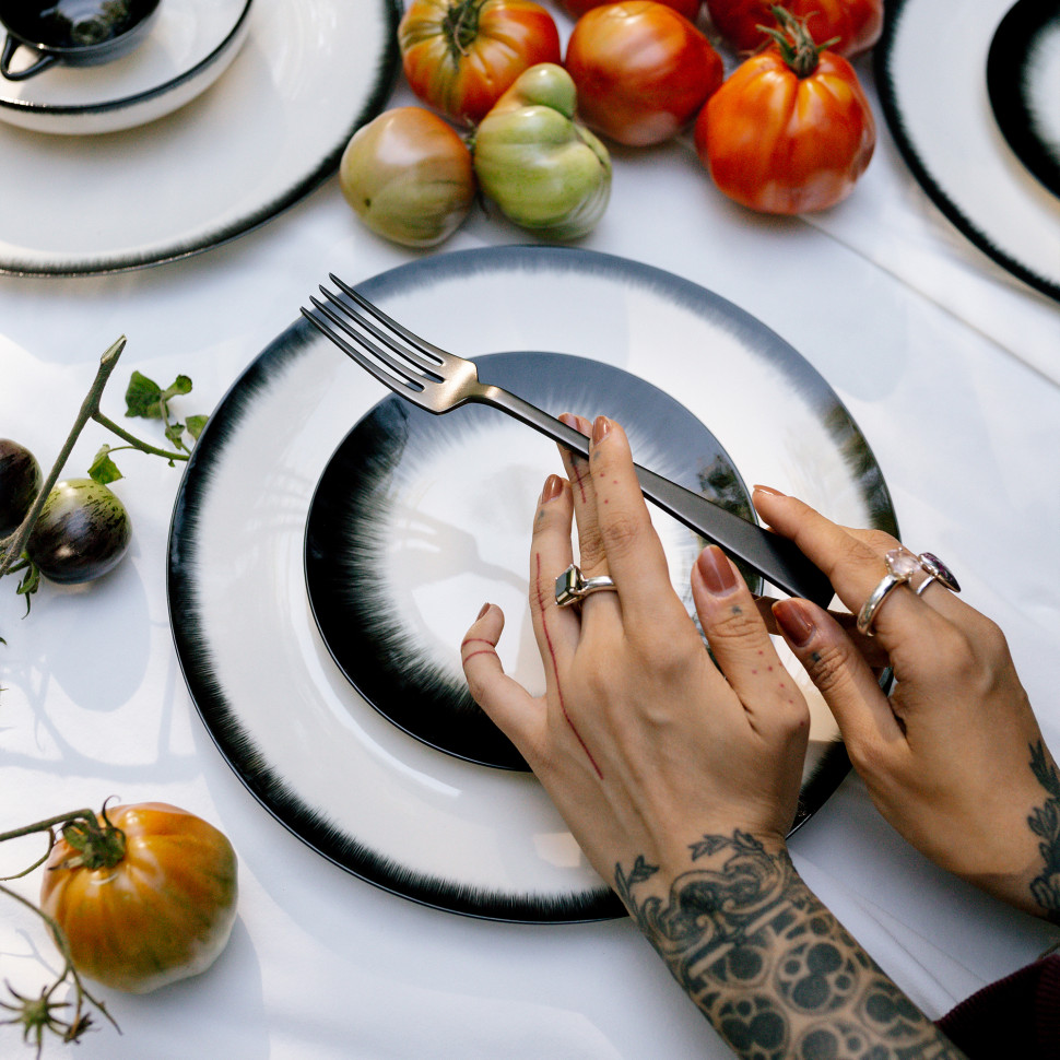 Комплект из 2-х обеденных тарелок Serax DE, диаметр 24 см, кремовый, чёрный вариант №2, фарфор