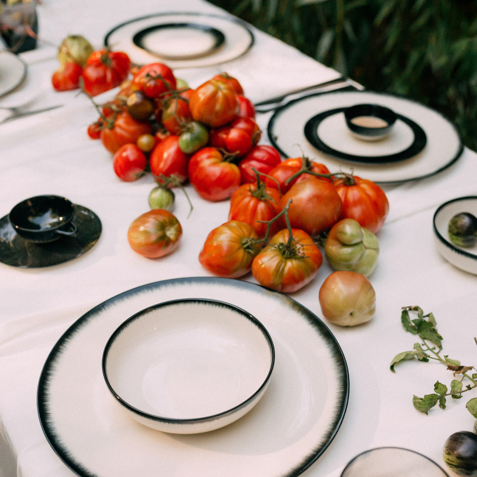 Комплект из 2-х обеденных тарелок Serax DE, диаметр 24 см, кремовый, чёрный вариант №2, фарфор