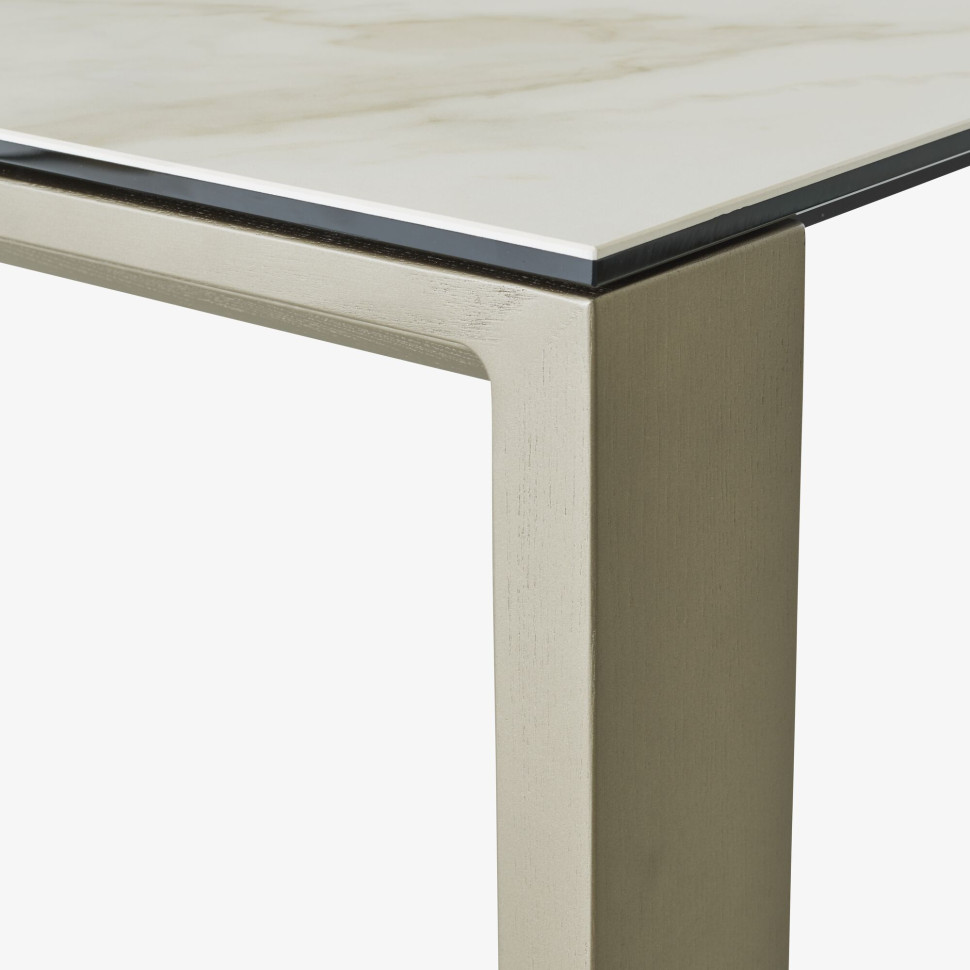 Стол Ligne Roset Naïa - материал