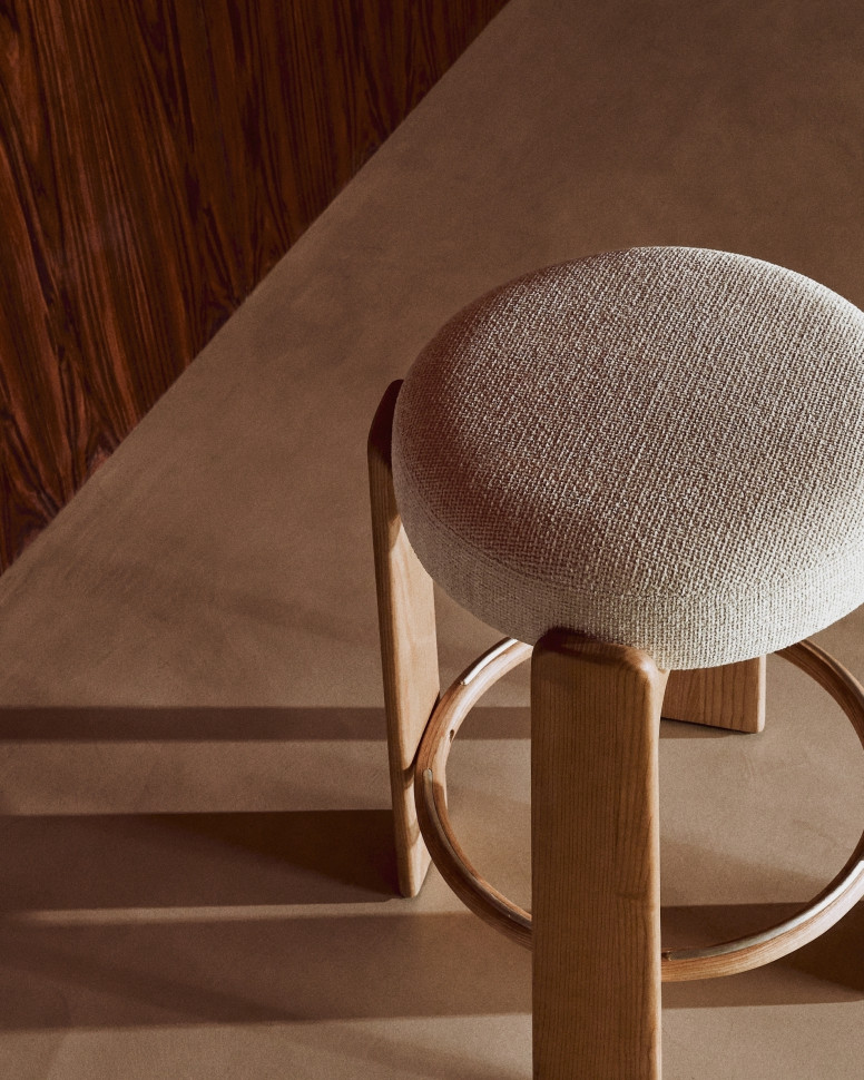 Полубарный табурет La Forma Granite 49,5 x 49,5 x h65 см, из бежевого шенилла и массива ясеня