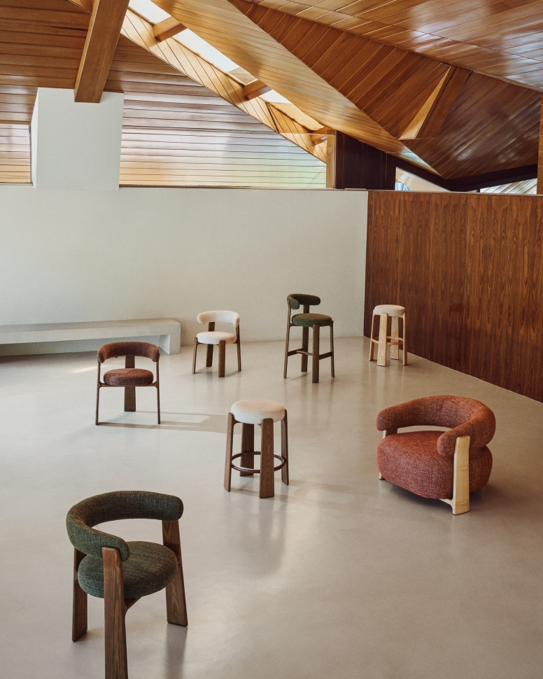 Барный стул La Forma Granite 53 x 52 x h100 см, бежевый шенилл, ясень, отделка орех, высота сиденья 75 см