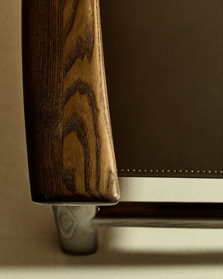 Стул La Forma Jan 63 x 58 x h80 см, из переработанной кожи тёмно-коричневого цвета и ясеня в ореховом цвете