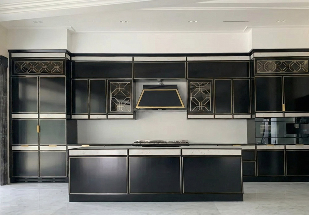 Парадная кухня в загородном коттеджном поселке «Новая Рига»